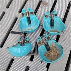 4 stk. brugte drikkekopper i jern